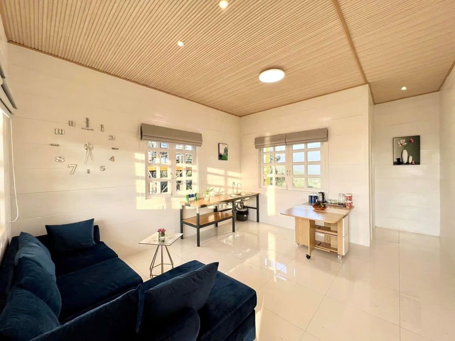 Phòng khách sáng với sofa và bàn làm việc nhỏ